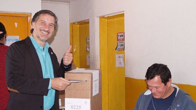 SOBRE. Walter Roldán votó en la Escuela 19 de Irízar..