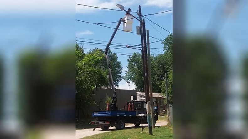 Se colocó el domo para las cámaras de seguridad en la entrada al barrio Agustoni. Gracias a nuestro intendente Federico Achával y a todos los que hicieron posible esto, que va a traer más seguridad a nuestro barrio! Fer Bnitz..