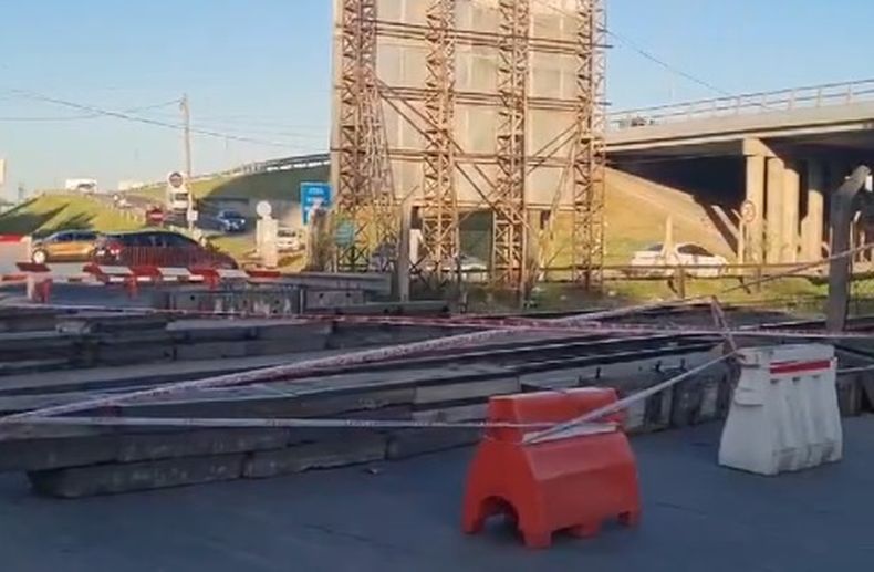 El paso a nivel está cerrado por obras en las vías del Belgrano Norte.