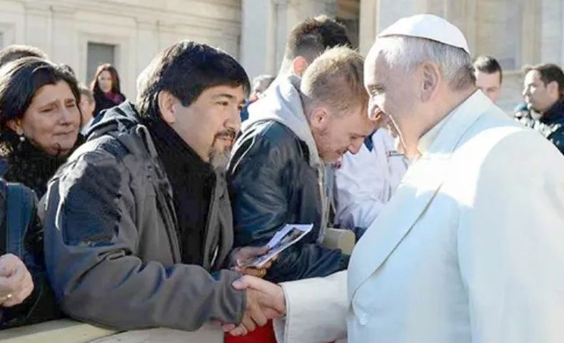 Claudio Sosa saluda al Papa Francisco, en el encuentro de diciembre de 2014.