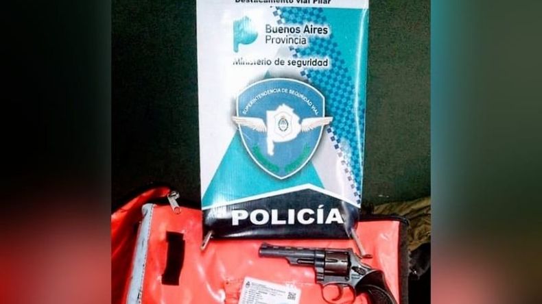 Los detenidos portaban un revólver largo calibre 32. .