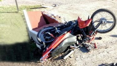 Así quedó la moto de la víctimas tras ser impactada por la camioneta. .