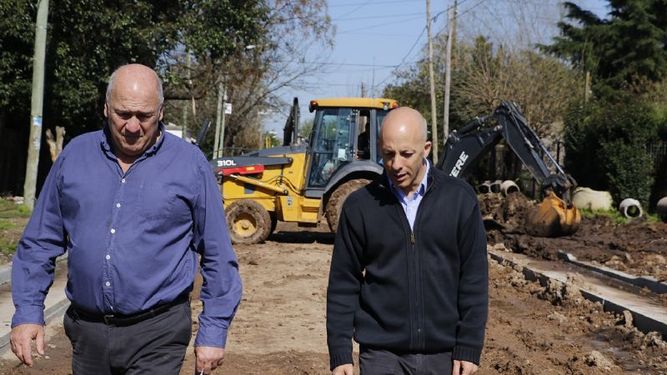 Guillermo Iglesias, secretario de Obras Públicas, recorriendo obras de pavimentación junto al intendente Nicolás Ducoté..