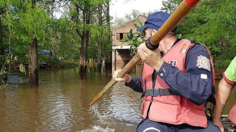 ASISTENCIA. Defensa Civil trabajando ayer en la zona de Río Luján..