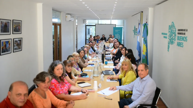 Luego del llamado a los estatales, la FEB confirmó que la Provincia los convocó a la reunión paritaria. Llevarán reclamos por salarios y condiciones laborales.