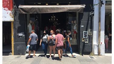 Se entiende la necesidad de trabajar después de un año tan duro para el comercio. Pero no es necesario romper todas las reglas de cuidados. Todos amontonados. No fue solo este local de la peatonal, sino en general se vieron escenas parecidas. Así, nos extinguimos. Carlos Cuevas. .