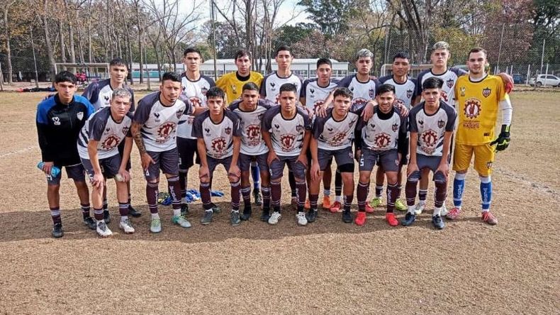 La formación de la Sub 20 de Deportivo Metalúrgico que ganó en Tigre. (Foto Mario Cacerez).
