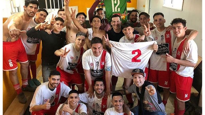 ALEGRÍA. Los jugadores de Atlético festejan en el vestuario 3 puntos de oro..