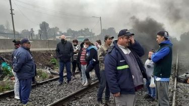 La protesta se está llevando a cabo en este momento sobre las vías del ferrocarril San Martín. .