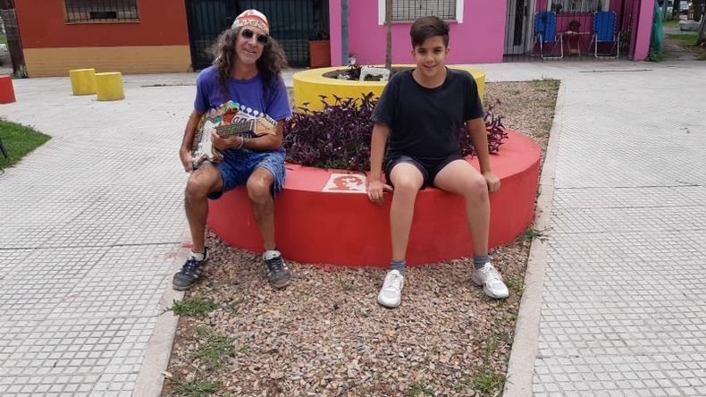 Mauri Basile con su hijo Mateo, en la Plazoleta Spinetta que ellos bautizaron y pusieron en valor..