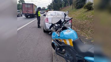 Mientras patrullaban, nuestros agentes divisaron a un vehículo que circulaba por la banquina sin estar en emergencia. Verificaron la documentación y labraron el acta correspondiente. AU Panamericana, KM 22. #ElControlSalvaVidas #SeguridadVial #PrimeroLaGente. Seguridad Vial / @InfoSegVial..