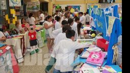 Con sus propias manos. Chicos de una escuela recorren parte de la muestra..