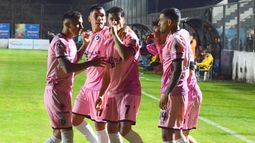 CHUPETE. Martin acaba de marcar el 1-0 y lo festeja con sus compañeros.