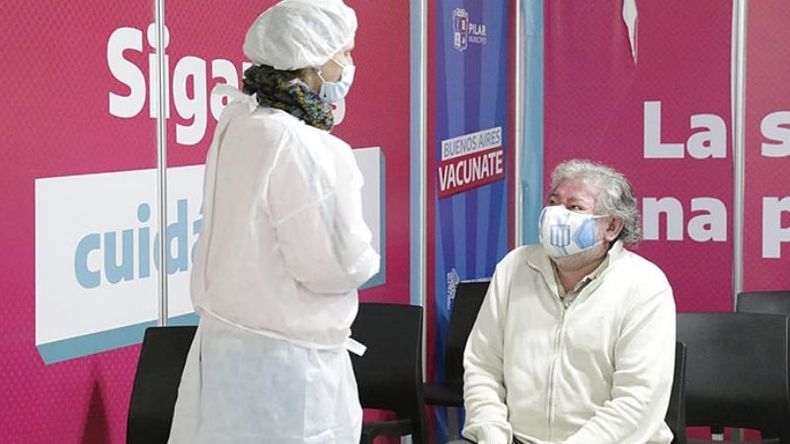 TAPABOCAS ACADÉMICO. Carlos Luna, el vacunado 3 millones en provincia. .