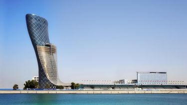 capital gate: el edificio mas inclinado del mundo