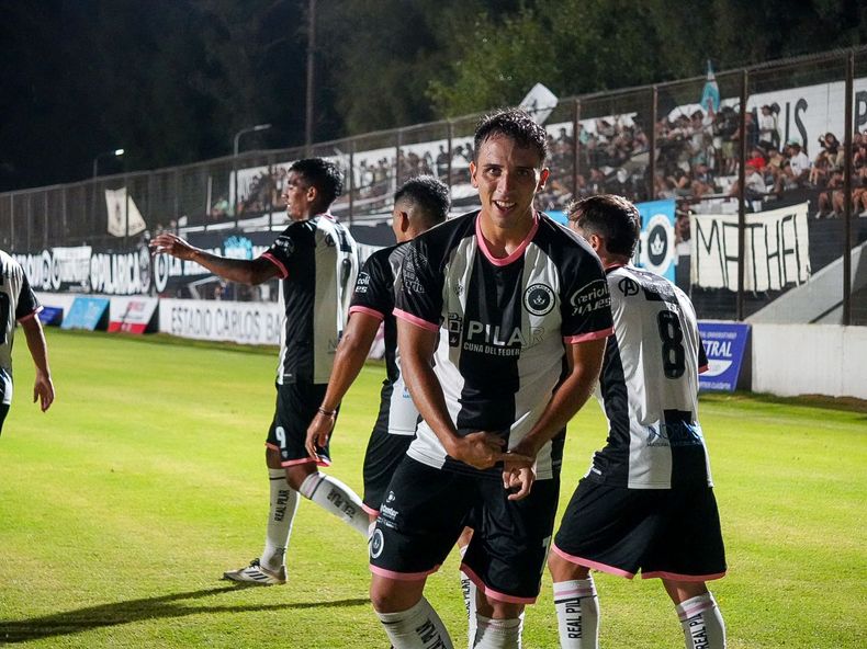 Joaquín César marcó un golazo para abrir la victoria de Real Pilar sobre Comunicaciones, la primera de la temporada en el Barraza.&nbsp;