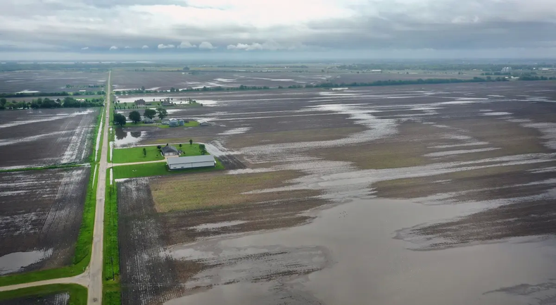 Las lluvias torrenciales pueden provocar inundaciones catastróficas. (complex.com)..webp