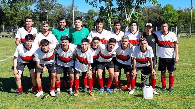 FORMACIÓN. El equipo de Derqui, que logró su 4ª victoria en el torneo..