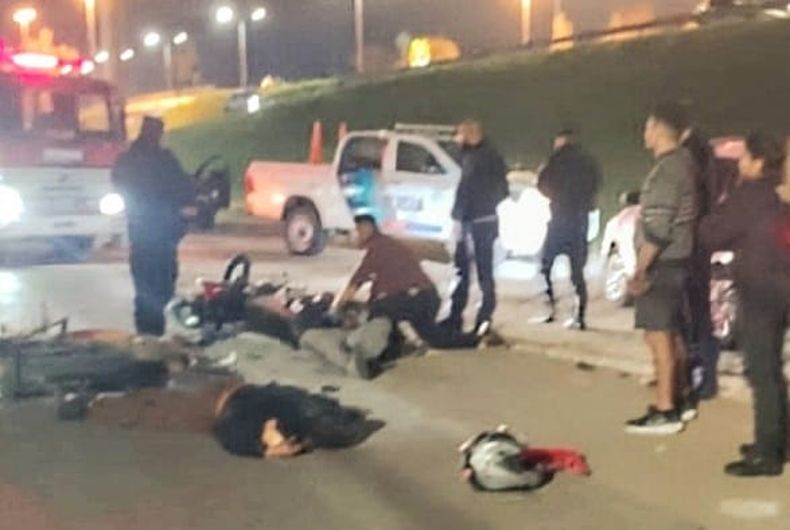 Los motociclistas son asistidos luego del choque.