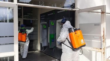 LIMPIEZA. Cuadrillas municipales desinfectan un cajero en Del Viso..