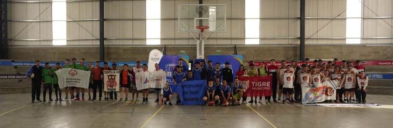 JUNTOS. Todos los equipos del básquet 3x3 inclusivo que participaron del torneo.