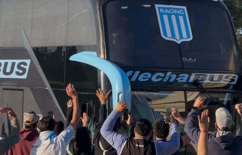 POR LA FINAL Un grupo de hinchas despidi al plantel de Racing en su salida desde Pilar hasta el Cilindronbsp