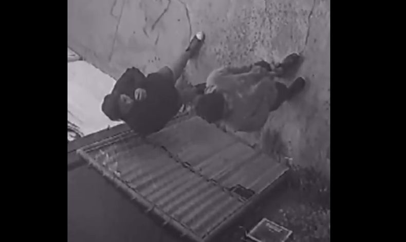 La pareja, segundos antes de concretar el robo.