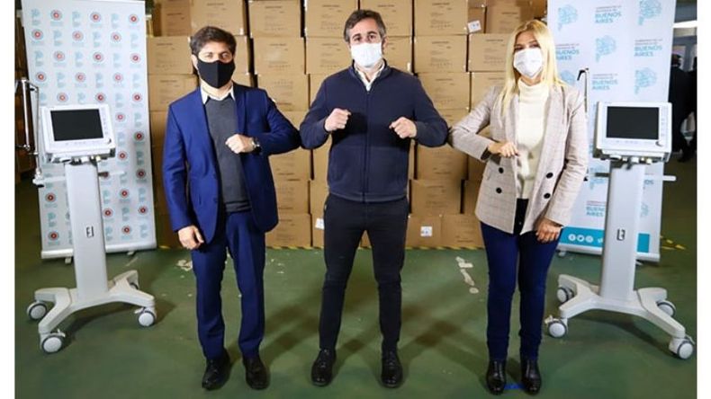 EQUIPADOS. Kicillof, Achával y Magario, ayer, durante la entrega. .