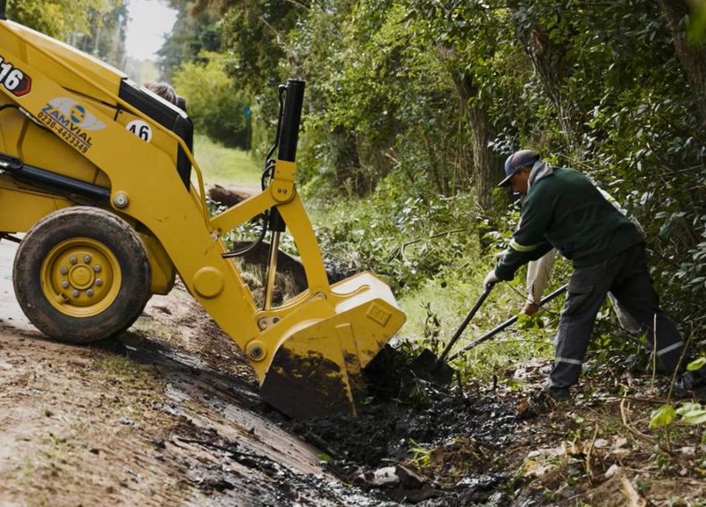 El municipio está llevando a cabo trabajos de limpieza de calles en distintos barrios de Pilar.&nbsp;