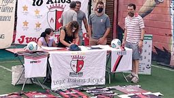 COMISIÓN. Los integrantes de la flamante CD firman las actas..