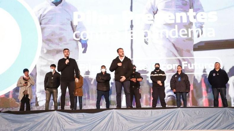 Achával y Laurent, sobre el escenario, junto a los diez trabajadores homenajeados. .