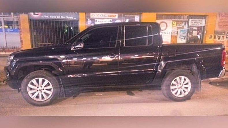 La camioneta Amarok había sido robada anoche en Morón. Foto @juancaimpacto.
