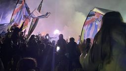 Los hinchas de Racing coparon la entrada del Hotel Hilton Pilar.
