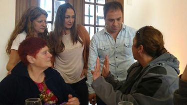 ESCUCHA. Los candidatos de 1País junto a los jubilados..