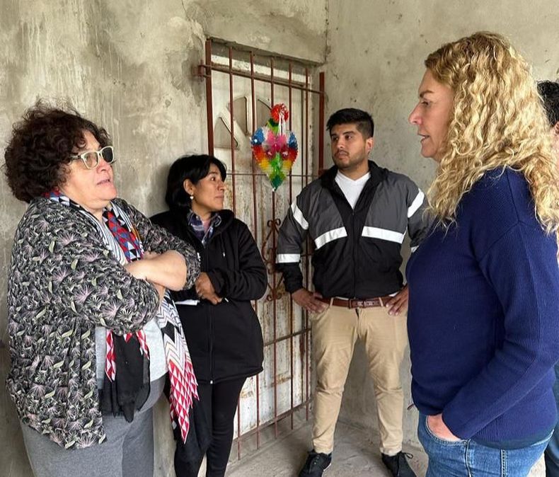 ANALÍA LEGUIZAMÓN CON VECINOS. El censo de seguridad se efectuó en tres barrios.&nbsp;