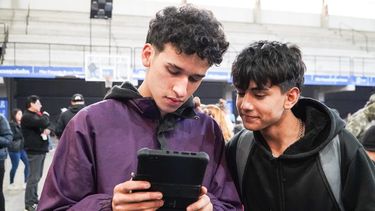 CONECTADOS. Dos de los chicos que recibieron sus tablets. &nbsp;
