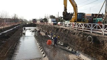 EN OBRA. El entubamiento del canal Agustoni ya le cambia la cara al barrio..