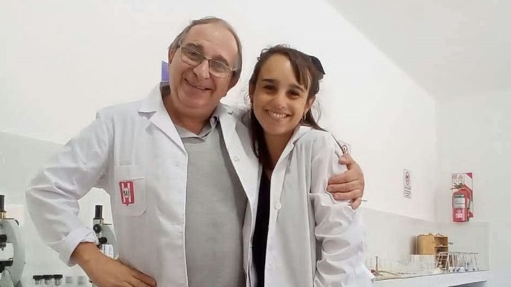 HERENCIA. Fernando D´Auría con su hija Florencia, docente como su papá. También es padre de un varón, Francisco.