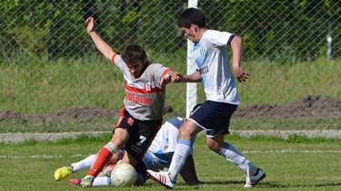 EXPLOSIVO. Cobian apila defensores de Escobar. El delantero marcó el 2-1..