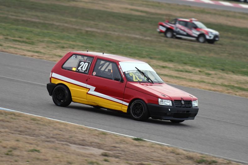 Rubén Arguissain al comando de su Fiat Uno en Toay.