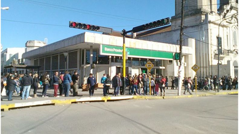 POSTAL. Las colas en el Banco Provincia ya forman parte de su fachada. .