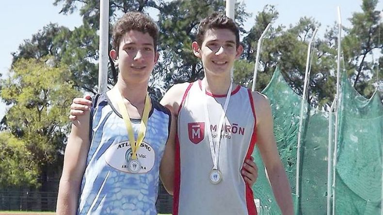 PODIO. Álvarez (izq.) fue 2º en los 80 metros con vallas, de Sub 14..