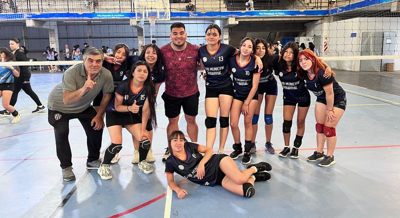 Las campeonas de la división Sub 17 del Club Municipal Tribarrial.
