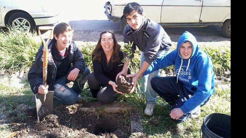 El Día de Árbol los alumnos plantaron especies autóctonas..