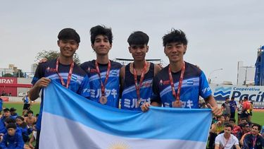 BRONCE. Hamasaki (izq.) en el podio con sus compañeros de Posta 4x400.