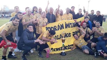 FESTEJO. Los muchachos de Somos Nosotros posan con el trofeo..