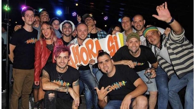 A Bailar. El grupo local de cumbia “Ahora sí”, sigue poniéndole ritmo al verano con su buena onda y canciones pegadizas. La semana pasada los chicos se presentaron en la cervecería Quiquia haciendo bailar a todos los presentes y van por más. Felices y agradecidos por el acompañamiento del público pilarense, compartieron imágenes de su show en su Instagram @ahorasicumbia..