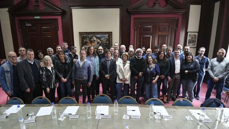 A LA MESA. Kicillof, con representantes de todos los gremios, tras el acurdo de este lunes. .