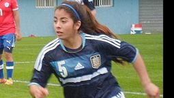 Magalí Benítez se lució con la “5” del seleccionado nacional..