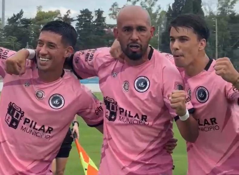 Riquelme, centro, convirtió su primer tanto en el Monarca.&nbsp;